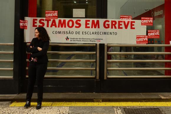 Bancários decidem em manter greve (Agência Brasil)