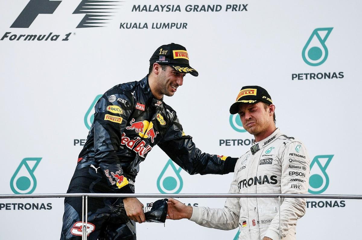 Daniel Ricciardo (à esquerda), vencedor do GP de Sepang, cumprimenta Nico Rosberg, que abriu mais vantagem na liderança sobre Lewis Hamilton (288 a 265) (Manan Vatsyayana/France Press)