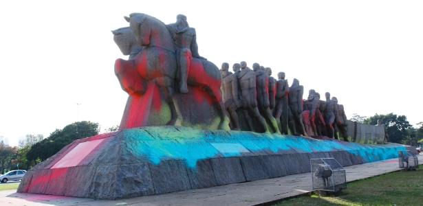 Monumento amanheceu pichado (Estadão Conteúdo)