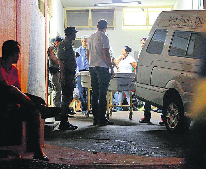 Zé Gomes = Corpo do candidato é transportado (Zuhair Mohamad/EC)