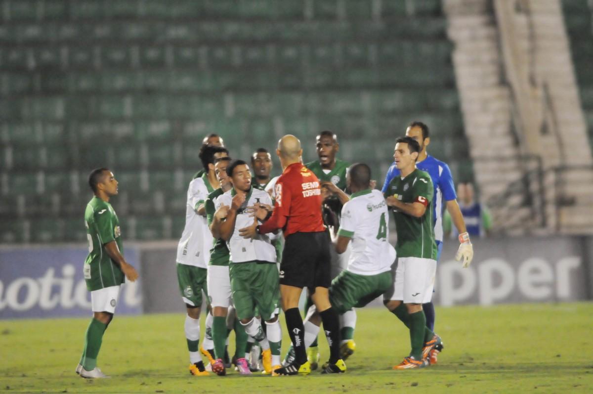 O árbitro Grazianni Maciel Rocha é cercado por jogadores de Guarani e Juventude, em partida realizada no dia 8 de agosto no Estádio Brinco de Ouro (Cedoc/RAC)