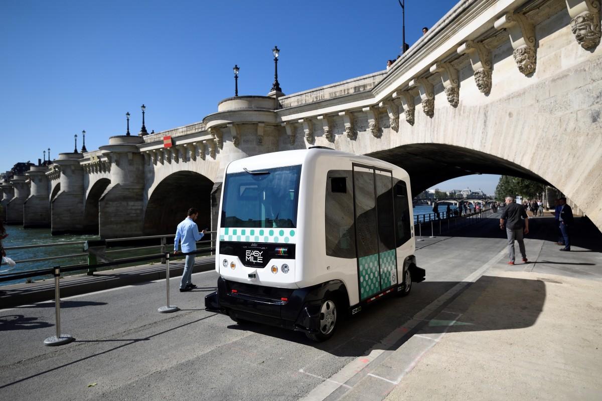 Compacto e quadrado, o veículo branco percorreu durante toda a tarde (horário local) um circuito de centenas de metros às margens do Sena (ERIC FEFERBERG / AFP)