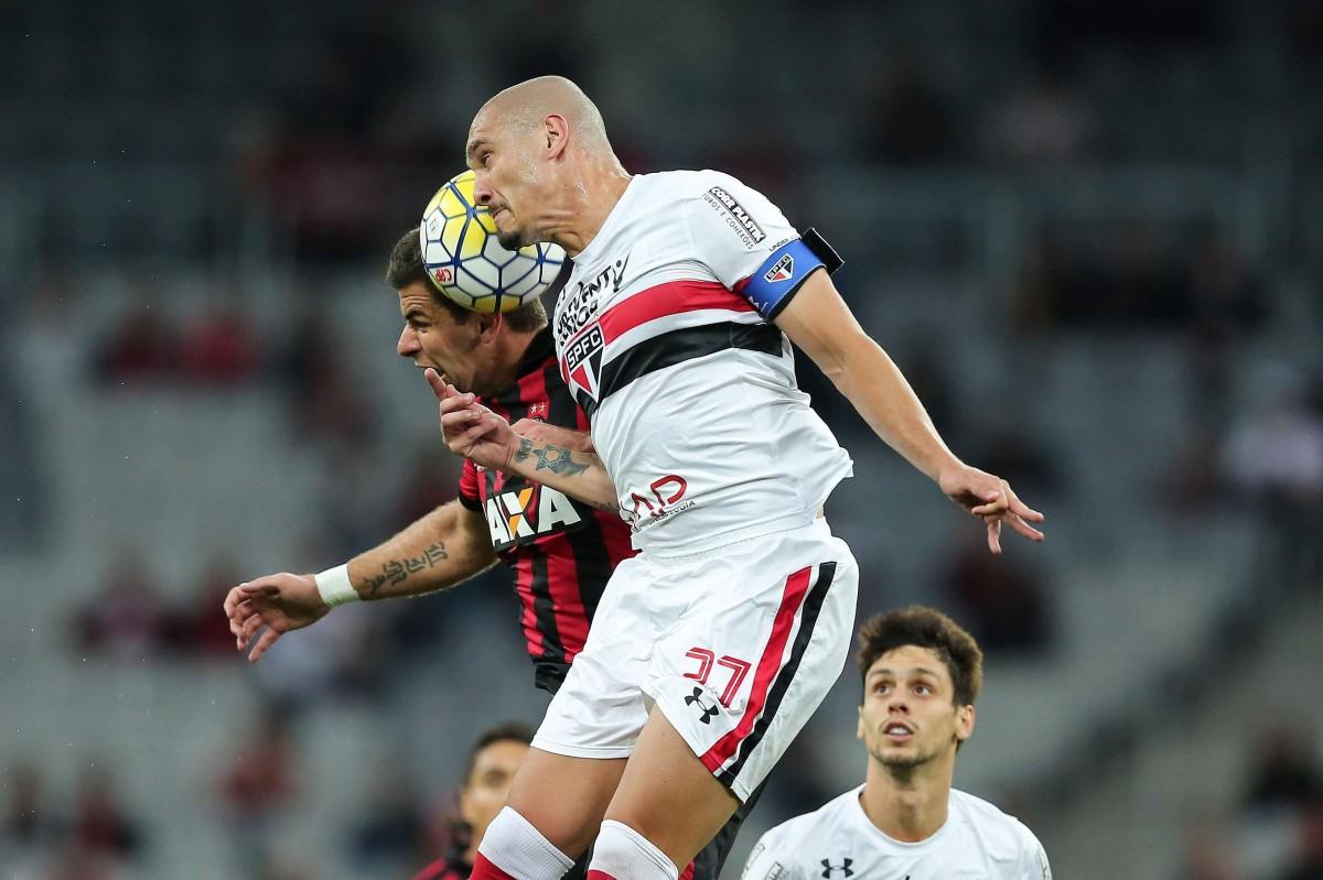 O são-paulino Maicon (à direita) disputa a bola com o atleticano André Lima: freguesia do Tricolor continua na Arena da Baixada (Heuler Andrey/EC)