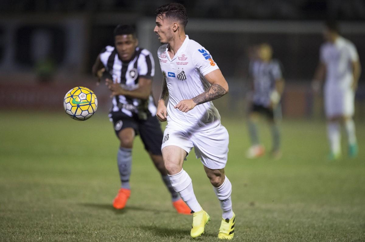 O lateral-esquerdo Zeca fez o único gol da partida logo no início com um chute de pé direito: boa fase (Armando Paiva/EC)