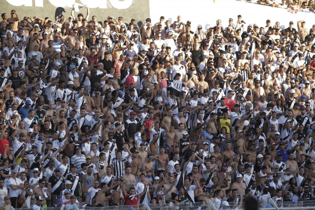 Torcida da Ponte incentivando a equipe (Cedoc/RAC)