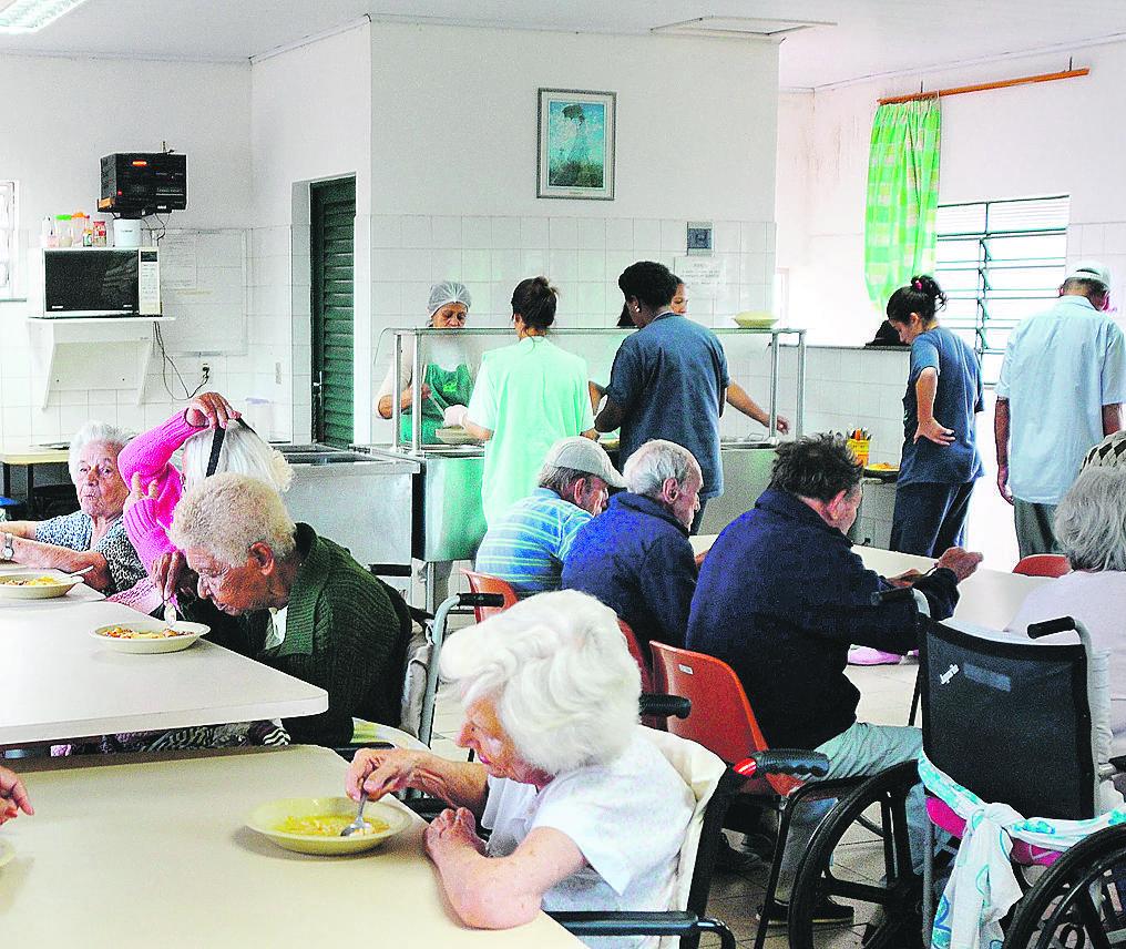 Idosos fazem refeição no Lar dos Velhinhos: crise econômica diminuiu a doação de alimentos  (Elcio Alves/AAN)