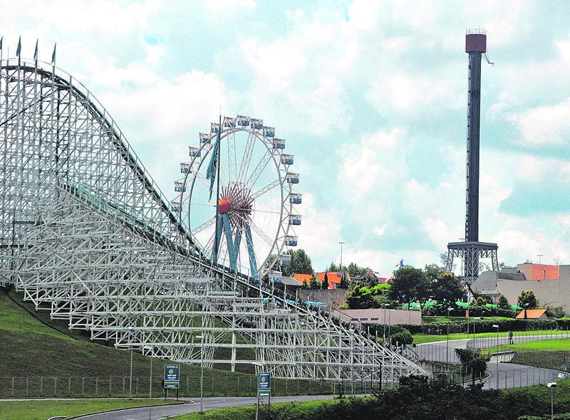 Parque Hopi Hari, em Vinhedo, com o brinquedo "Torre Eifel" à direita, onde a adolescente Gabriela Nychymura, de 14 anos. morreu após queda (Dominique Torquato/AAN)