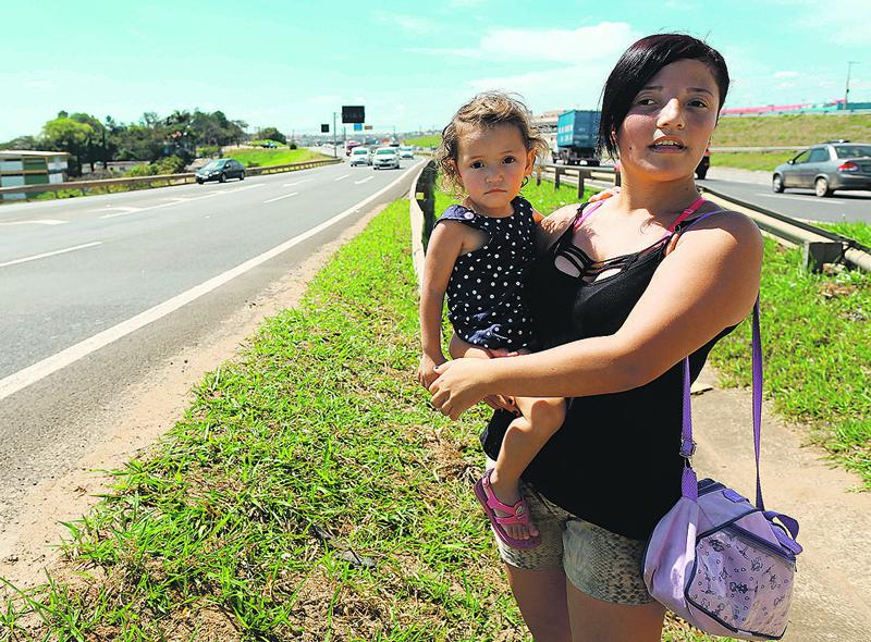 A dona de casa Luana do Prado com a filha La&iacute;s, de 2 anos: ela esperou mais de 15 minutos debaixo do sol para conseguir fazer travessia (Leandro Ferreira/AAN)