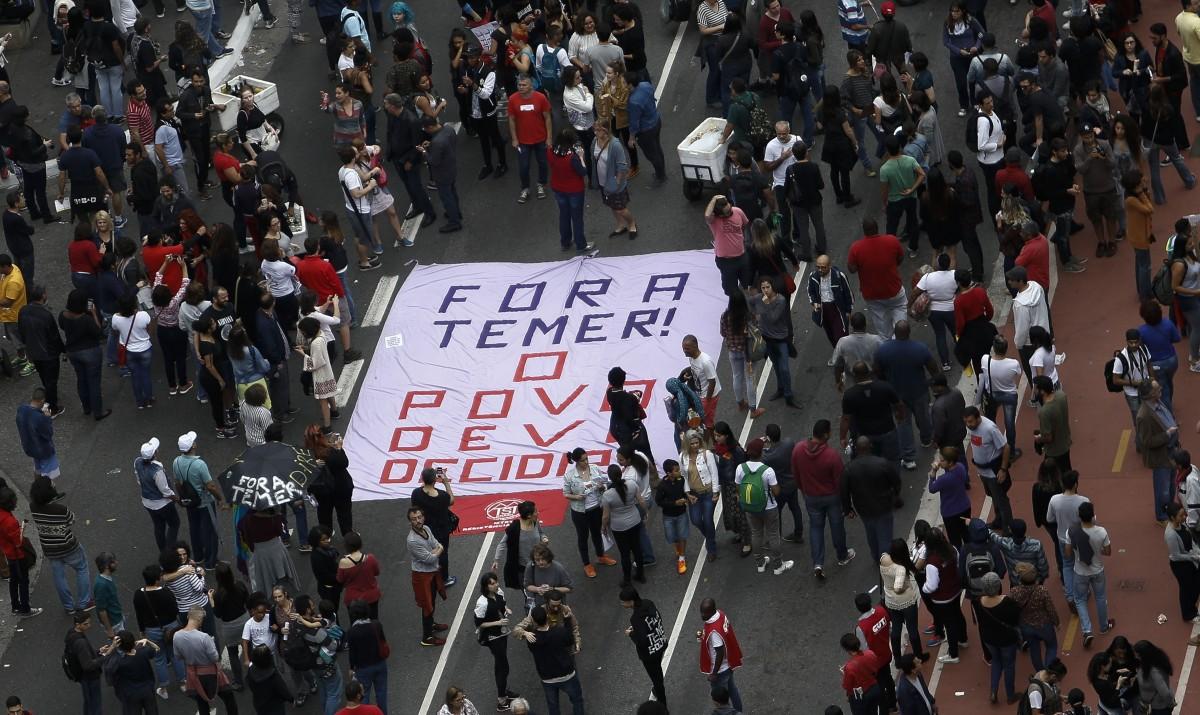 Manifestantes ocupam a Avenida Paulista na tarde deste domingo (4) para protestar contra o governo Michel Temer (Miguel SCHINCARIOL / AFP)