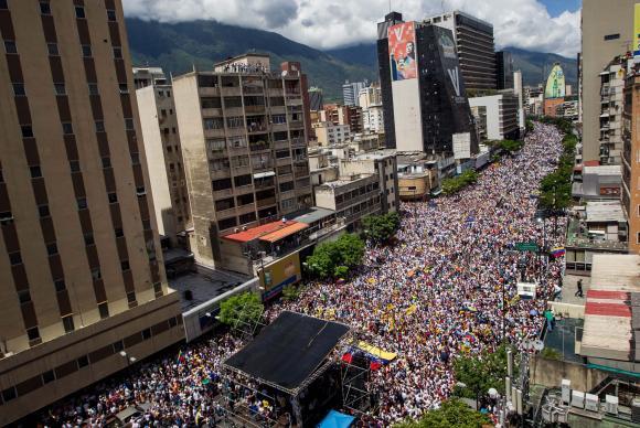 Manifestantes vindos de todas as partes do país pediam a realização de um referendo constitucional para tirar o líder do Poder (Agência Brasil)