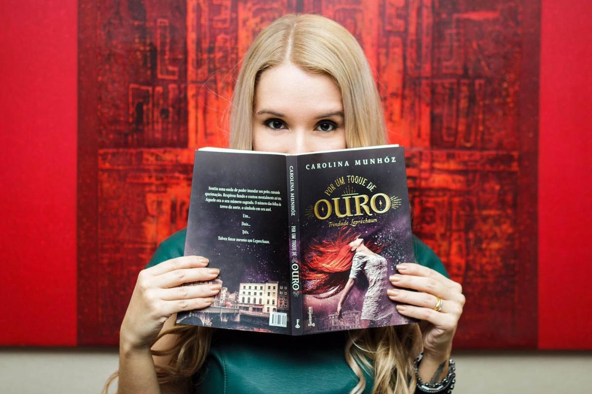 Carolina Munh&oacute;z segura seu livro 'Por Um Toque de Ouro', que foi resenhado pelo The Guardian (DIVULGA&Ccedil;&Atilde;O)