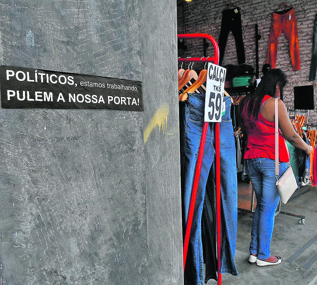 Adesivo em porta de loja avisa políticos que no horário de expediente não é momento de entrar e pedir votos (César Rodrigues/AAN)