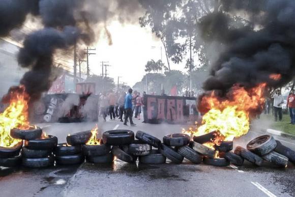 Manifestantes que pedem a saída do presidente interino Michel Temer bloqueiam a Marginal Pinheiros (Divulgação)