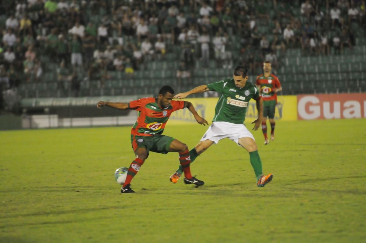 Fumagalli (à direita), autor do gol da vitória contra a Portuguesa, está fora da partida com o Botafogo-SP (Edu Fortes/AAN)