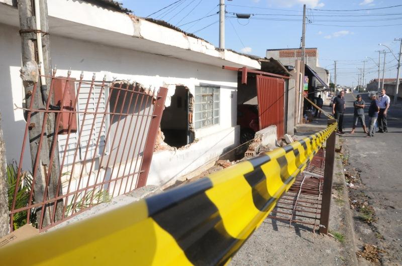 Ônibus invade residência e deixa 2 pessoas feridas em Campinas (Edu Fortes/AAN)