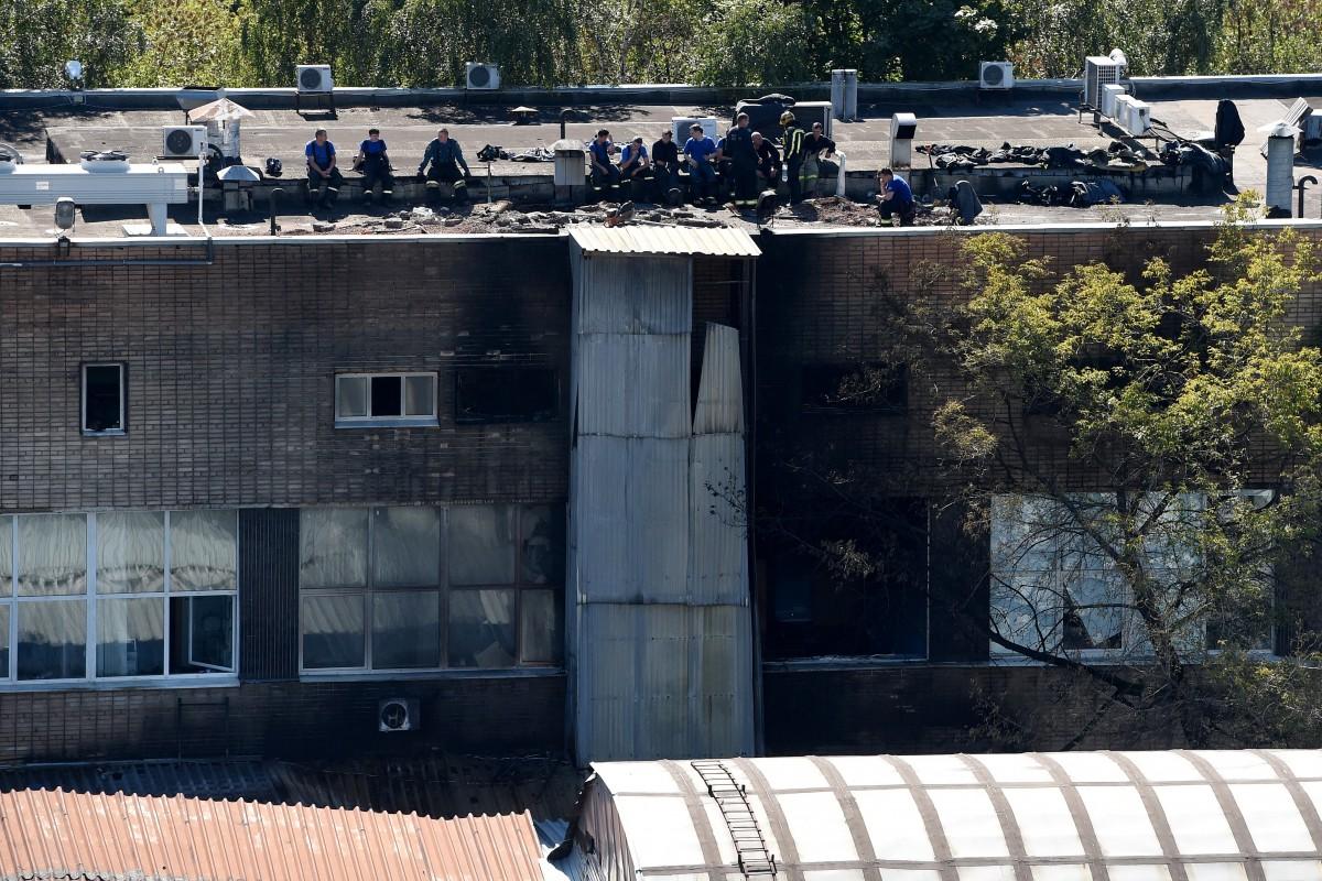 O incêndio destruiu 200m² do armazém, e foi apagado às 7h GMT, segundo as autoridades (VASILY MAXIMOV / AFP)