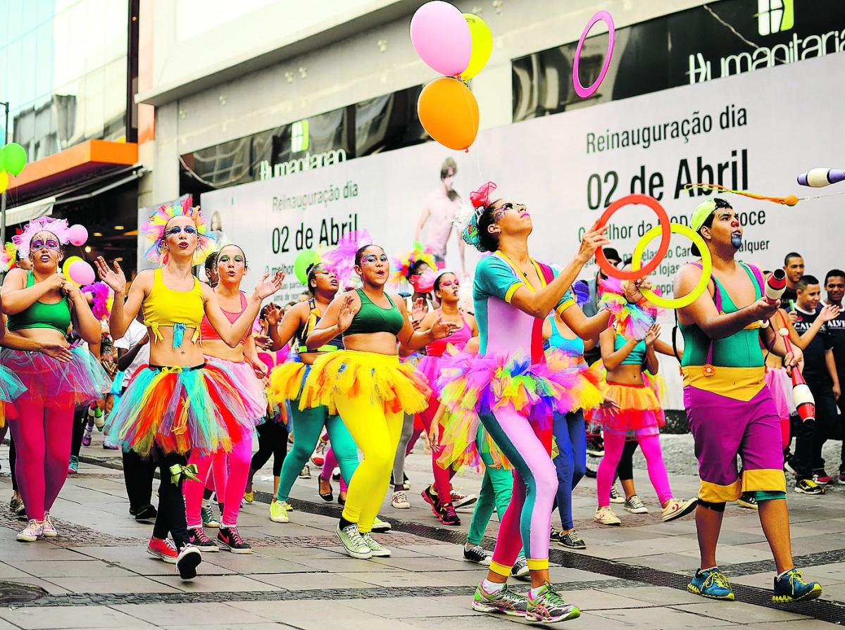 Acima, artistas durante o cortejo na edição 2015 da mostra (Ângelo Ferreira/Divulgação)