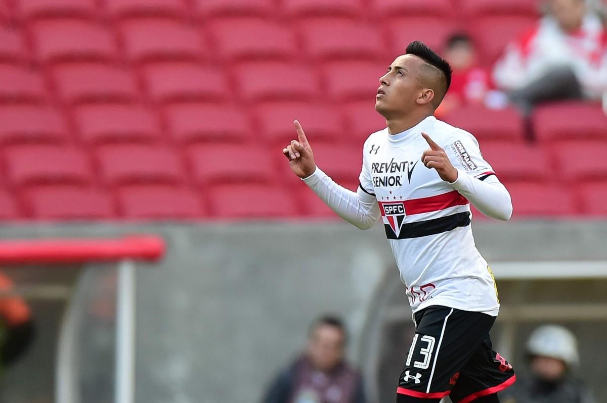 Cueva abriu o placar para o São Paulo em cobrança de pênalti (Vinícius Costa/EC)