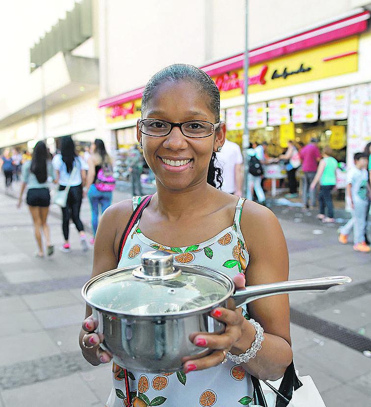Aprovado = Andréia junta os selos pra turbinar a cozinha </MC> (Leandro Ferreira/ AAN )