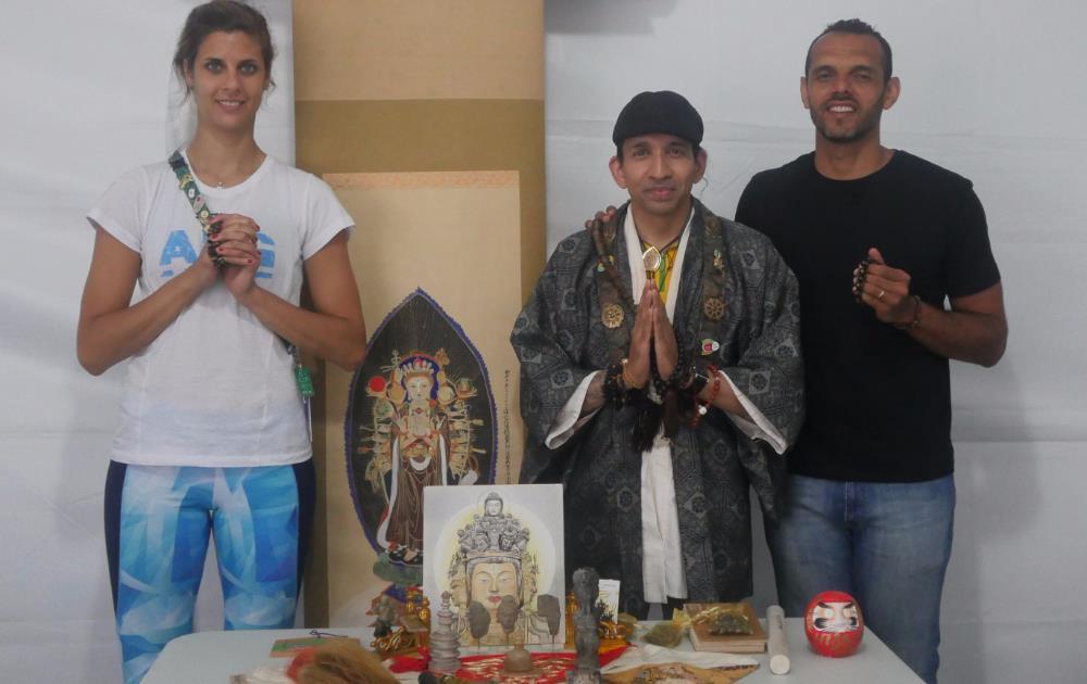 O reverendo budista Zenji Niö entre Yael Castiglione e Marcus Eloe. A cerimônia foi realizada em uma das folgas da jogadora (Arquivo Pessoal)