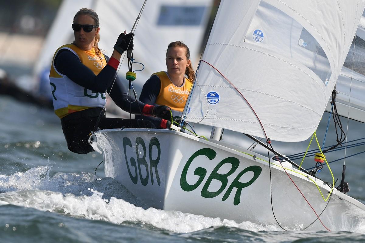 Hannah Mills e Saskia Clark (WILLIAM WEST / AFP)