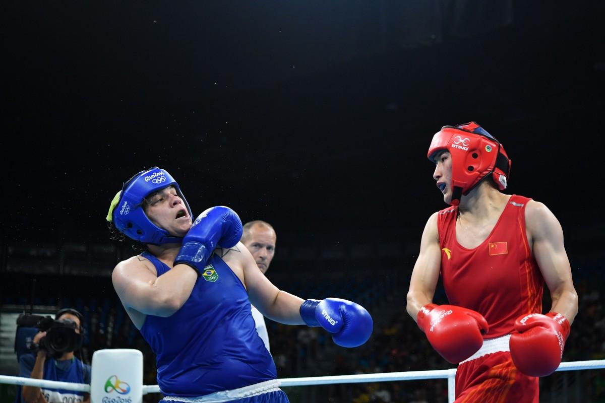 Andreia Bandeira (de azul) durante a luta contra Qian Li (Yuri Cortez/France Press)