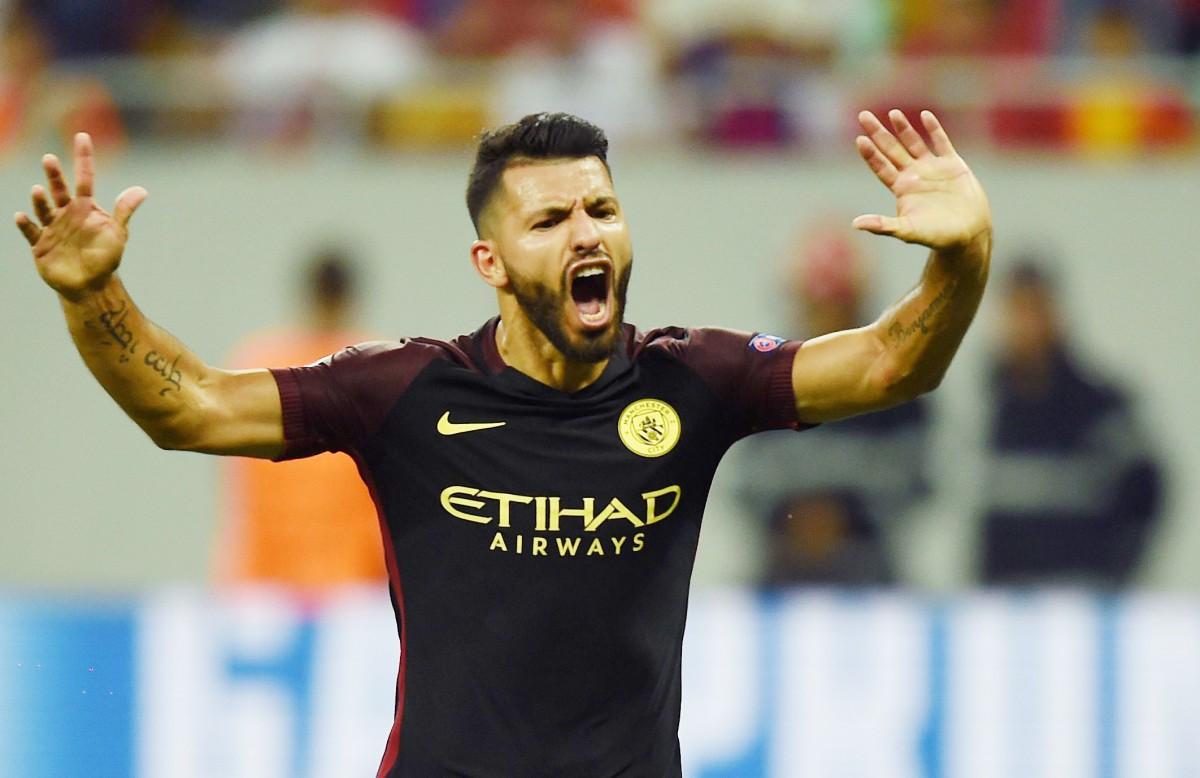 O atacante argentino Agüero perdeu dois pênaltis e, depois, marcou três gols na partida contra o Steua Bucareste (Daniel Mihailescu/France Press)