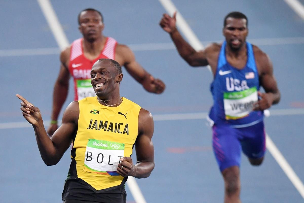O jamaicano Usain Bolt sorri ao cruzar a linha de chegada (Pedro Ugarte/France Press)