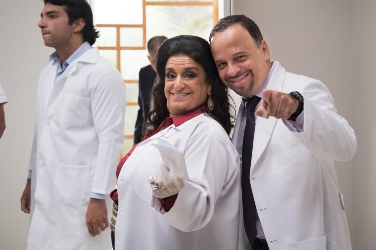 Grace Gianoukas e Marcos Breda em intervalo de gravação da novela "Hajar
Coração" (César Alves / Divulgação)