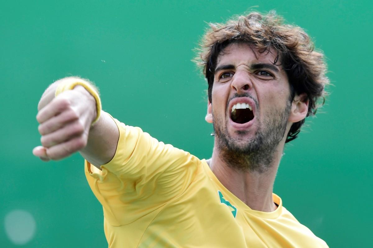 Thomaz Bellucci comemora muito a vitória sobre David Goffin (Javier Soriano/France Press)