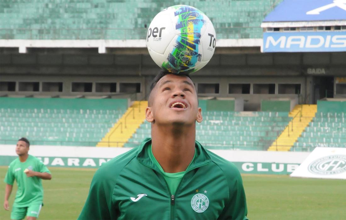 Pedro Hulk controla a bola durante treino no Brinco de Ouro (Edu Fortes/AAN)
