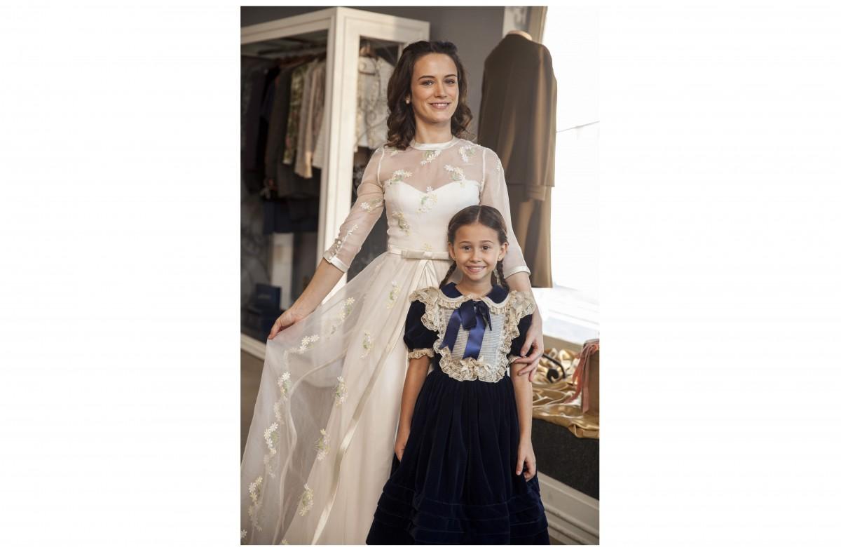 Bianca Bin e Nathalia Costa nos bastidores de "Êta Mundo Bom!": Maria experimenta vestido de noiva com sua irmã Alice (Pedro Curi / Divulgação)