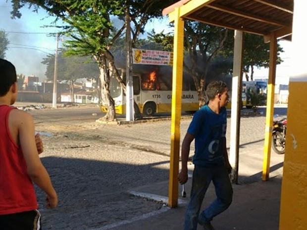 Um dos ônibus atacados, da empresa Guanabara, foi incendiado na Cidade da Esperança, na Zona Oeste da cidade (PM/Divulgação)