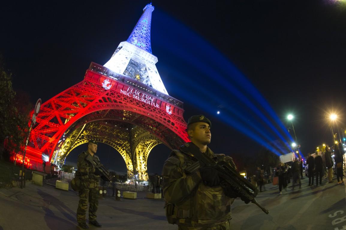 Torre Eiffel recebe as cores da bandeira da França em homenagem às vítimas de atentado (AFP)