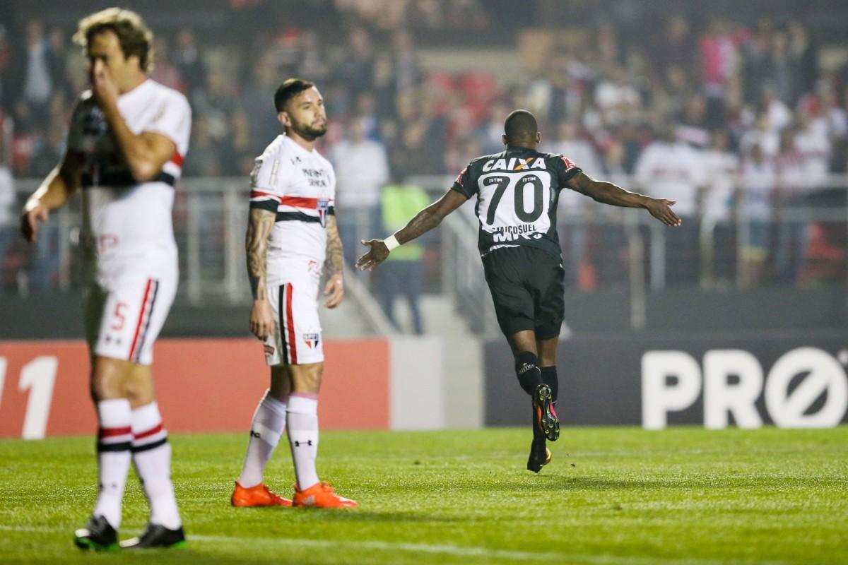 Os são-paulinos Lugano e Mena lamentam, enquanto o atleticano Maicosuel comemora no Morumbi (Marcelo Zambrana/EC)