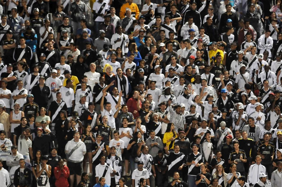 Torcida da Ponte incentivando a equipe (Cedoc/RAC)