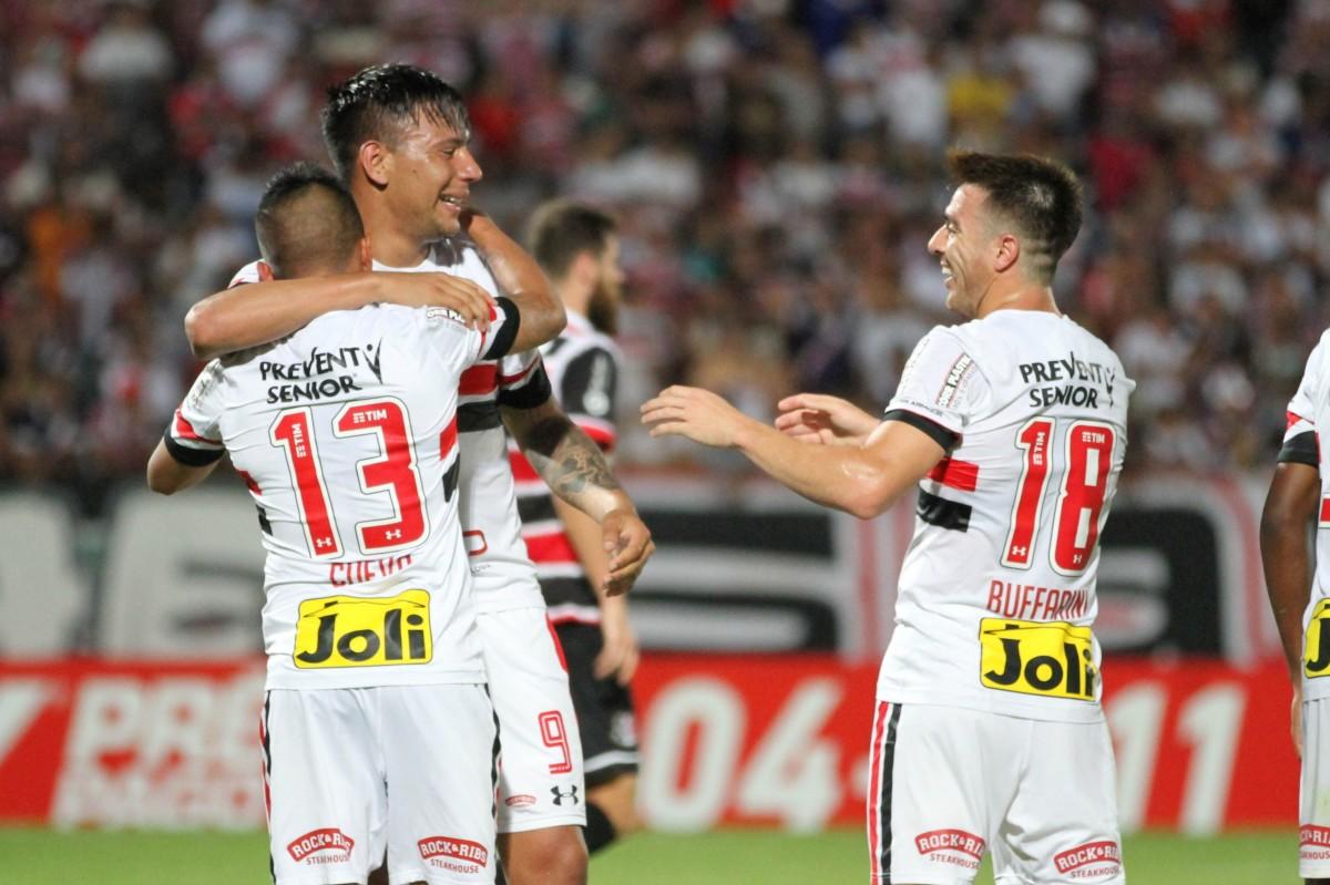 O argentino Chávez é abraçado pelo peruano Cueva: atacante marcou os dois gols do Tricolor no jogo diante do Santa Cruz em Recife (Aldo Carneiro/EC)