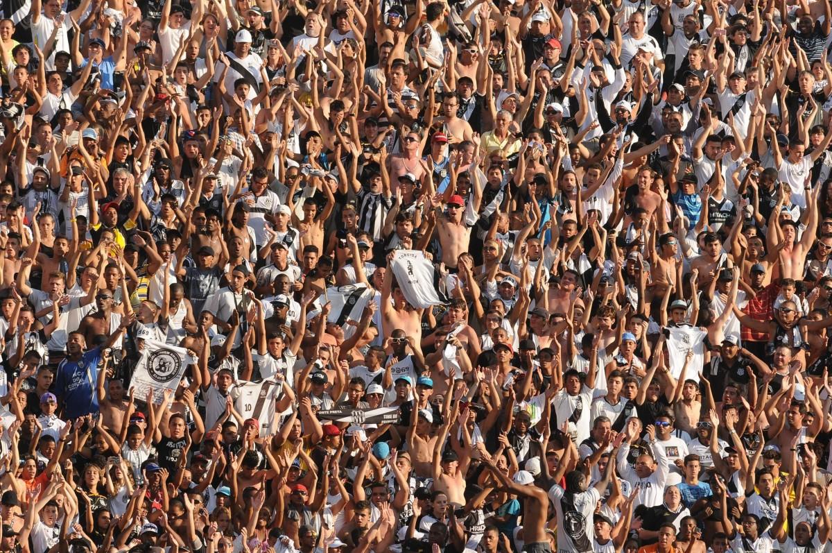 Torcida da Macaca incentivando a equipe (Cedoc/RAC)