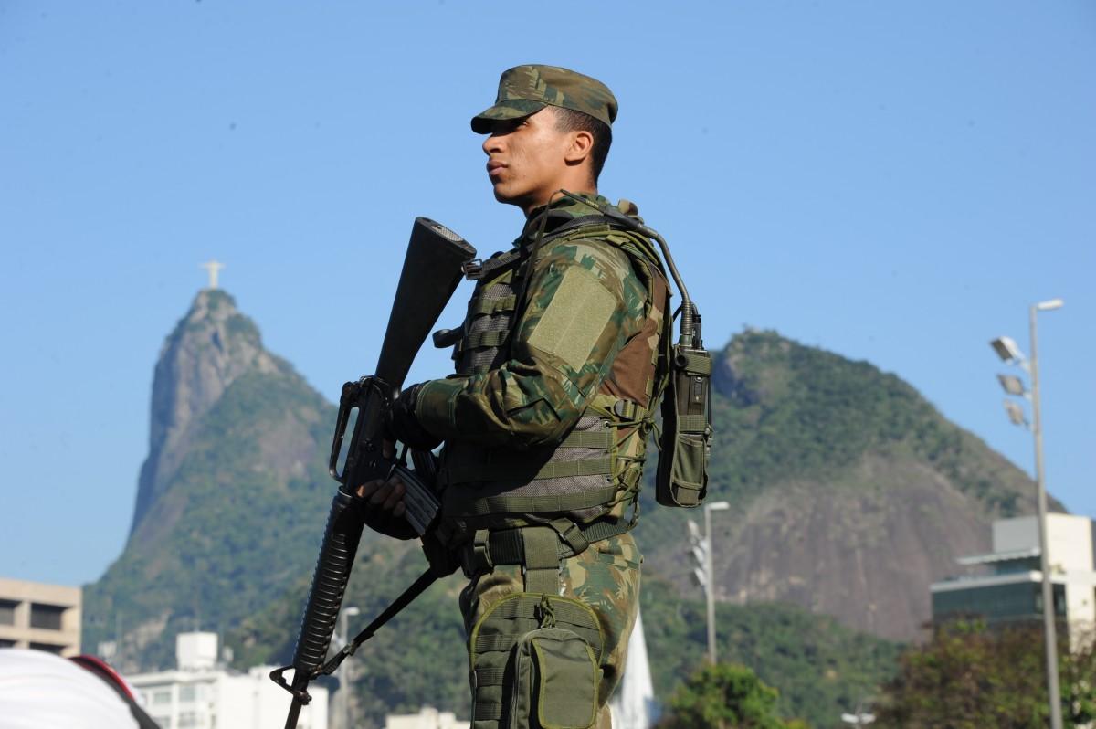 As Forças Armadas iniciaram à 0 hora deste domingo o policiamento em áreas do Rio de Janeiro (TASSO MARCELO/ AFP)