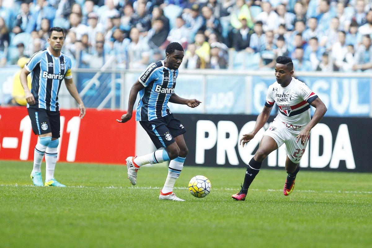 O são-paulino Thiago Mendes (à direita) disputa a bola com o gremista Negueba (Lucas Uebel/Grêmio FBPA)