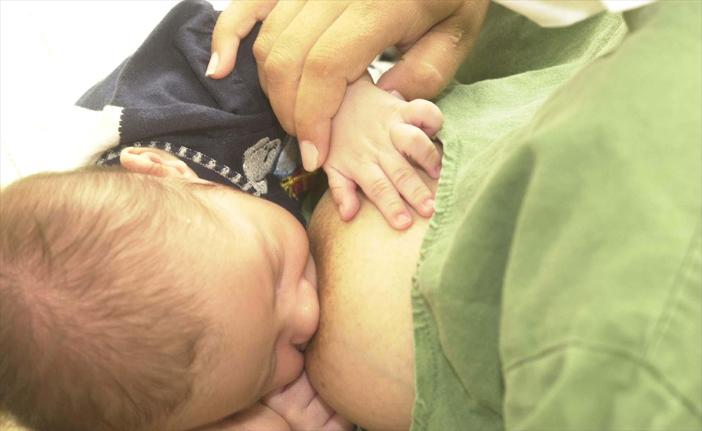 Uma das formas de transmiss&atilde;o do v&iacute;rus HTLV-1 &eacute; da m&atilde;e infectada para a o rec&eacute;m-nascido, principalmente pelo aleitamento materno ( Dominique Torquato/ AAN)