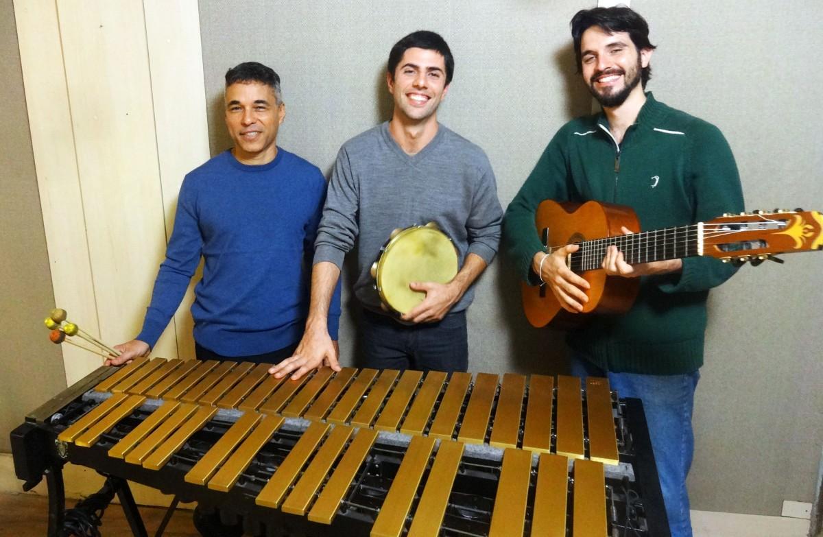 Integrantes do trio Choro em Cantado: Carlo Bardu Adriel Job e Gustavo Medeiros (DIVULGAÇÃO)