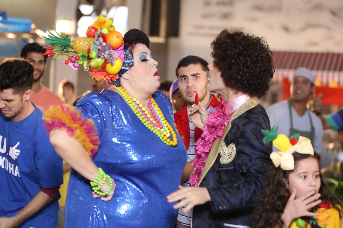 Os atores Valéria Sândalo e Rodrigo Dorado homenageiam Carmen Miranda e Cauby Peixoto (Rodrigo Belentani/SBT/Divulgação)