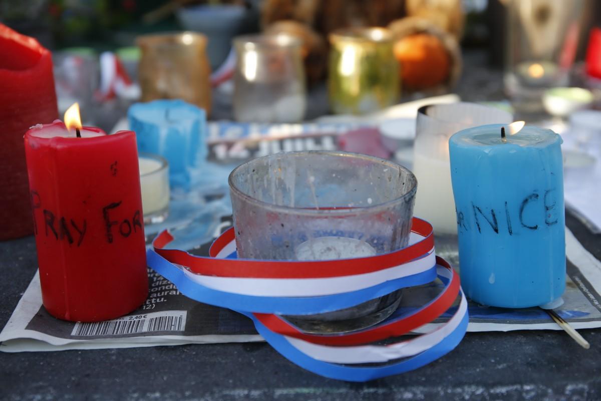 Franceses continuam fazendo homenagens às vítimas do atentado de 14 de julho (AFP)