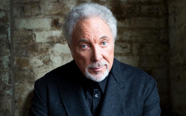 Sir Tom lançou sua autobiografia e a trilha sonora que acompanha seu livro (Divulgação)