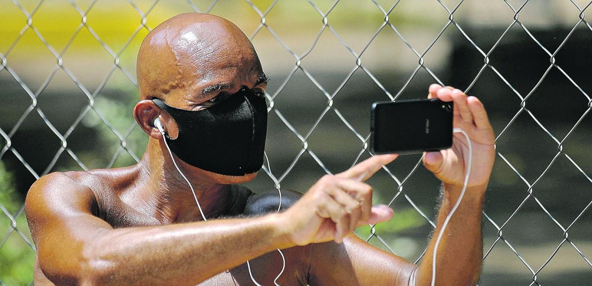 Tem que malhar e tem que suar, como mandam as boas práticas da saúde, mas não sem antes dar aquela conectada (Matheus Pereira/AAN)