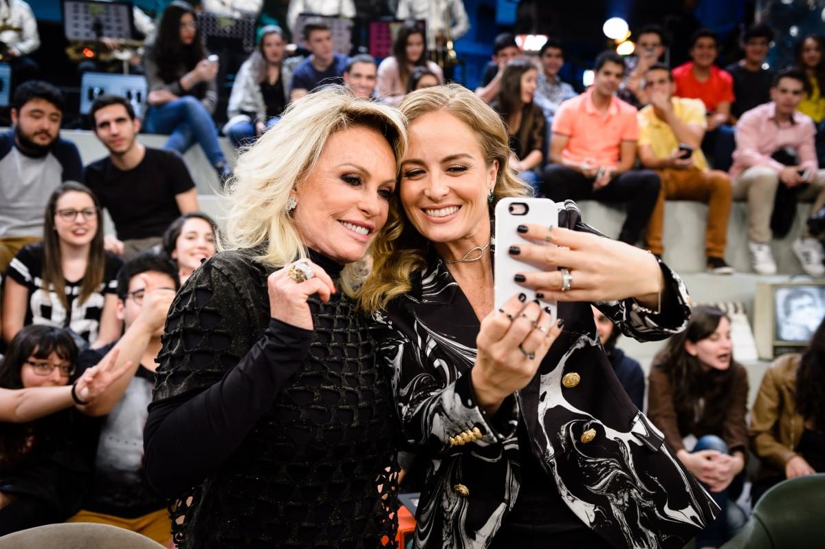 Angélica e Ana Maria Braga no programa 'Altas Horas' (Ramón Vasconcelos / Globo / Divulgação)