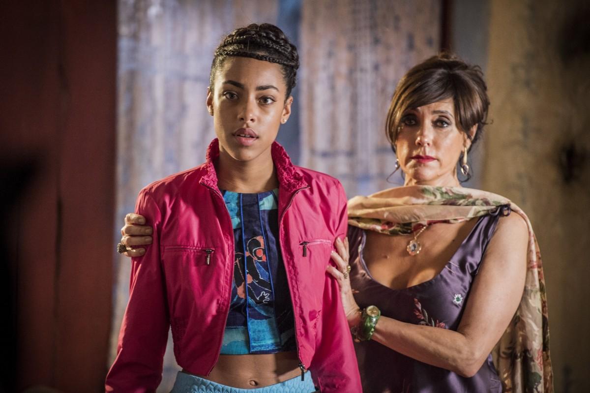 Em "Velho Chico", Sophie (Yarra Charry) resolve deixar a fazenda de Afrânio (Antônio Fagundes), e Iolanda (Christiane Torloni) leva a moça para a casa de Santo (Domingos Montagner)r
 (Caiua Franco / Globo / Divulgação)