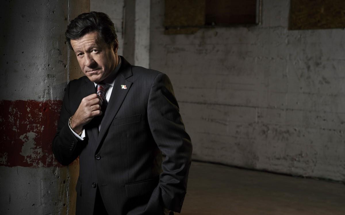 Don Epifanio, vivido pelo ator português Joaquim de Almeida, abre mão do comando do cartel da fronteira entre México e Estados Unidos em 'A Rainha do Sul' (Divulgação)