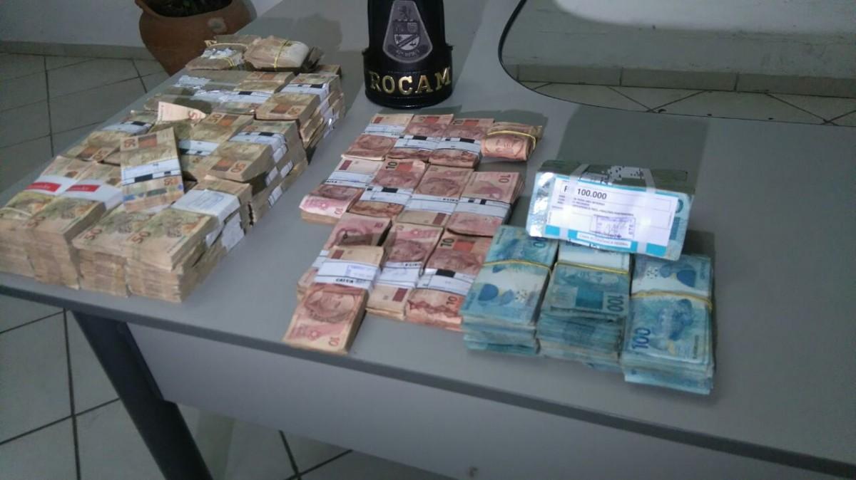 Dois homens foram presos em flagrante por receptação e associação ao crime; dinheiro estava em mochilas (Divulgação/ PM)